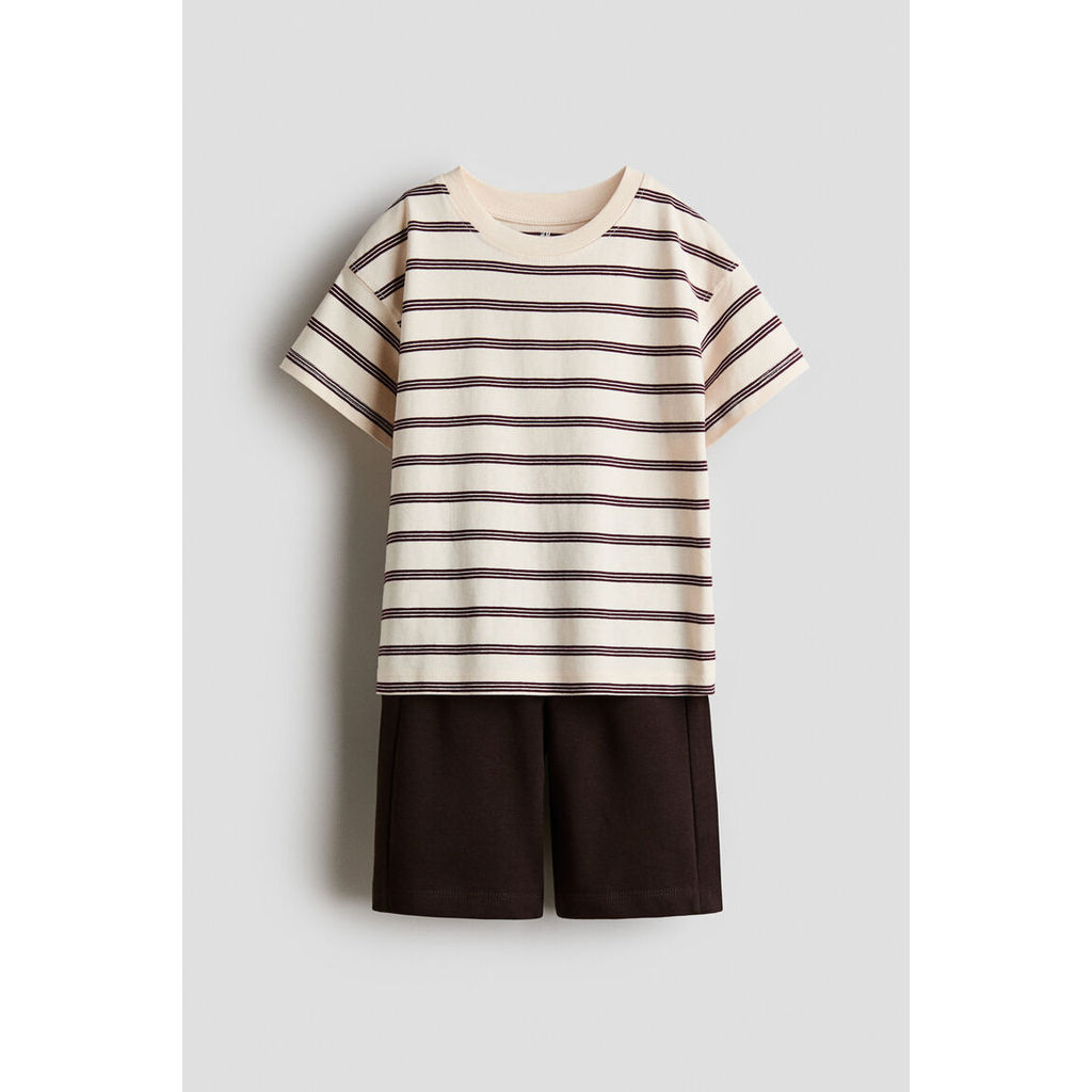 H&M(เอชแอนด์เอ็ม) ชุดเสื้อยืดและกางเกงขาสั้น 2 ชิ้น Boys 2-piece T-shirt and shorts set 1319228_1