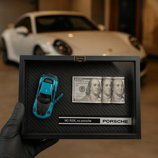 Quadro decorativo luxo, com miniatura porsche Gt3 Rs e dólar cenográfico.