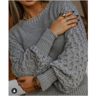 Blusa de frio feminina gola canoa em tricot com  manga texturizada , levemente bufante