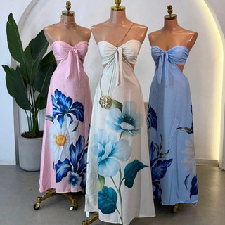 Vestido longo floral azul, leve e elegante, com recorte na cintura e amarração frontal Ideal para dias quentes
