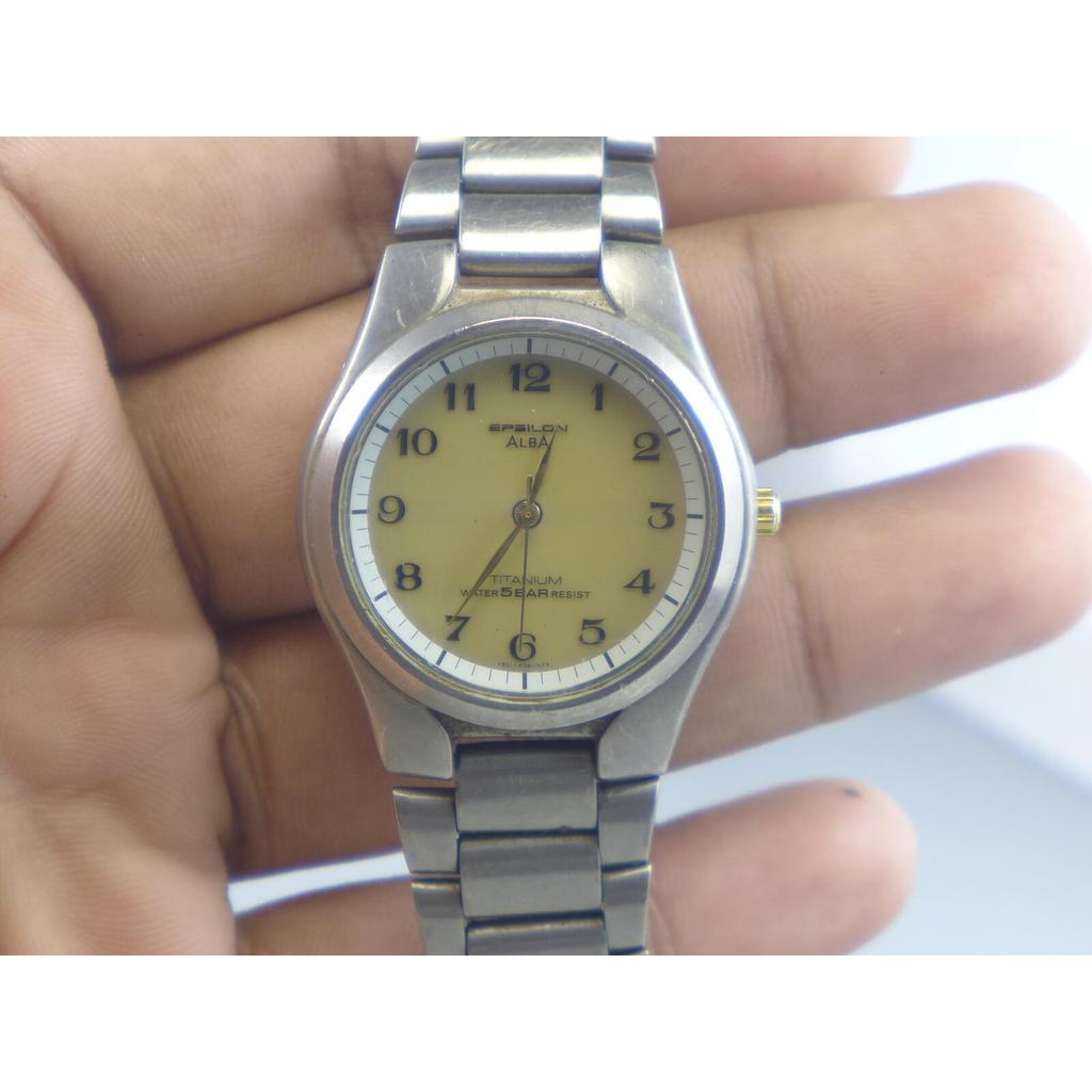 นาฬิกา Vintage มือสองญี่ปุ่น ALBA EPSILON V851 6050 QUARTZ ผู้ชาย ทรงกลม กรอบเงิน หน้าเหลือง สายTita