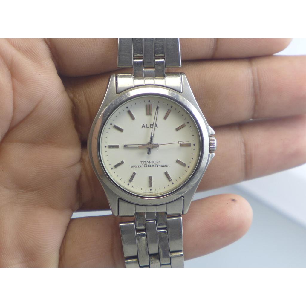 นาฬิกา Vintage มือสองญี่ปุ่น ALBA V500 0630 QUARTZ ผู้ชาย ทรงกลม กรอบเงิน หน้าขาว สายTitaniumแท้36mm