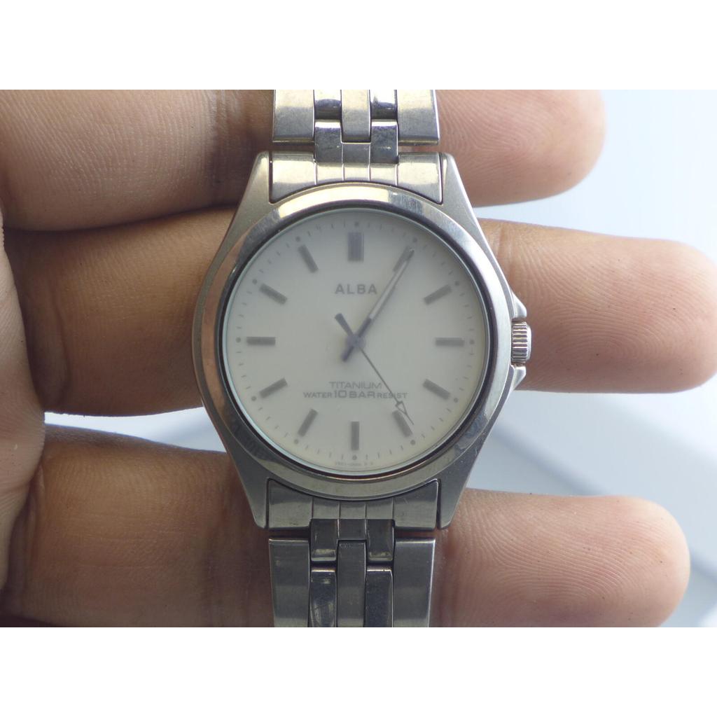นาฬิกา Vintage มือสองญี่ปุ่น ALBA V501 0BC0 QUARTZ ผู้ชาย ทรงกลม กรอบเงิน หน้าขาว สายTitaniumแท้36mm