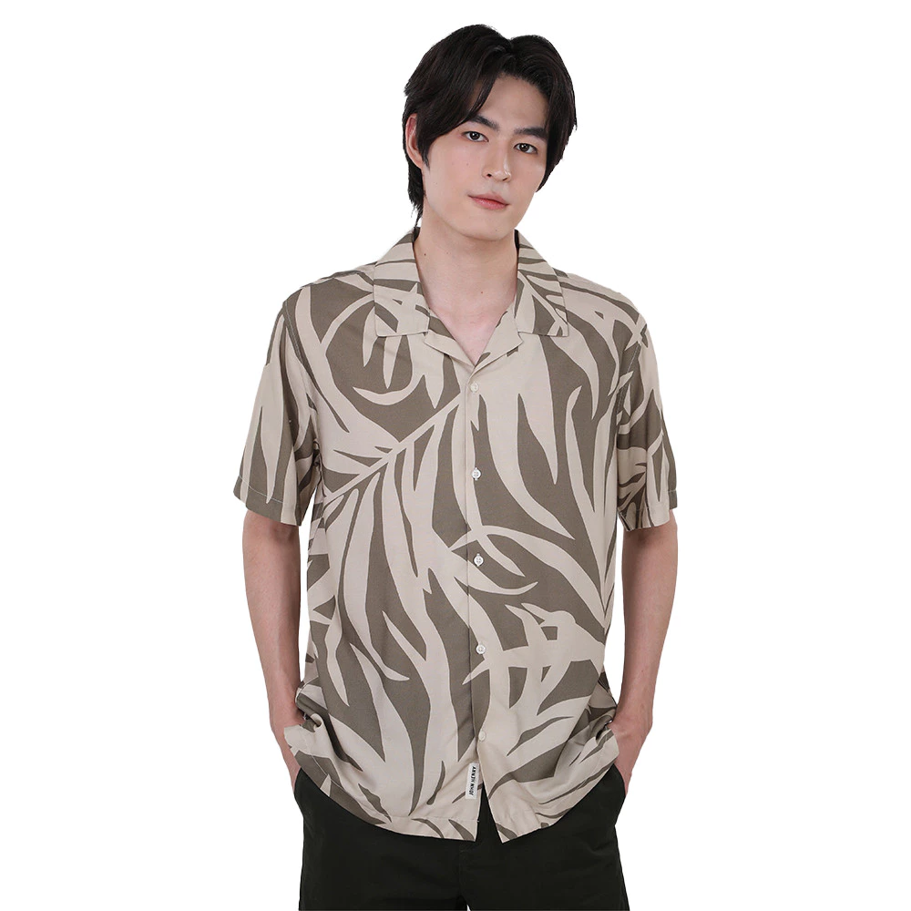 John Henry เสื้อเชิ้ตผู้ชายแขนสั้น ทรงใส่สบาย รุ่น JH S226MSSRL05 - สีเขียวขี้ม้า