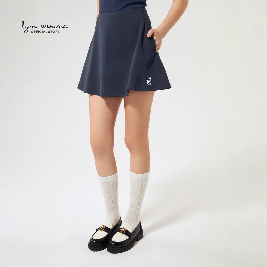 Lyn around - กระโปรงสั้น ปักโลโก้ คอลเลกชัน LNRD Signature (A26CGWA193)