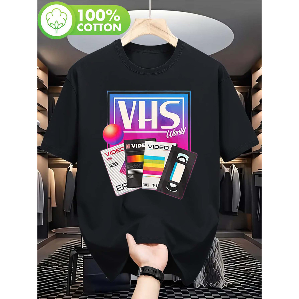 เสื้อยืดเทปหนัง VHS วินเทจสําหรับผู้ชาย - Retro VHS Cassette Tape Graphic Tee พร้อม -Fit, แขนสั้นคอก