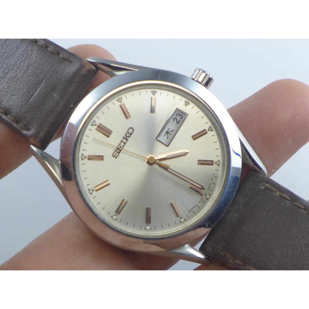 นาฬิกา Vintage มือสองญี่ปุ่น  Seiko 7N43 9080 หน้าปัดสีเงิน ผู้ชาย ควอตซ์   ทรงกลม 39mm