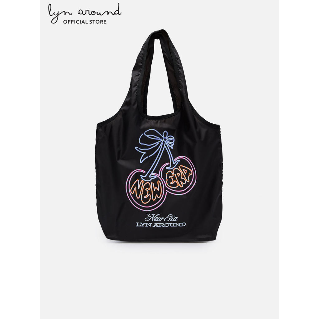 Lyn around - กระเป๋าโท้ท Graphic Eco LA x New Era (A26CBWA024)