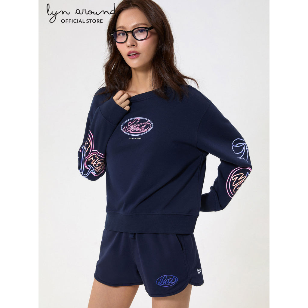 Lyn around - เสื้อพูลโอเวอร์แขนยาวปักโลโก้นีออน คอลเลกชัน LA x New Era (A26CGWA204)