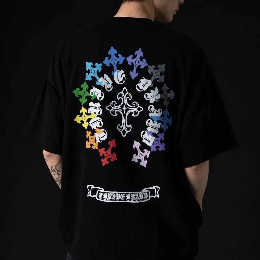 [พร้อมส่ง] เสื้อยืดผู้ชาย ลายไม้กางเขนหลากสี ลายอักษรโกธิค สไตล์อเมริกันสตรีท เสื้อคอกลมสีดำ Oversize