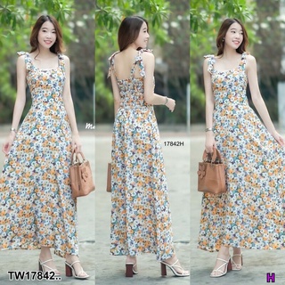 MM17842 เดรสสายผูกไหล่ พิมลายดอกไม้ Shoulder strap dress with floral print..