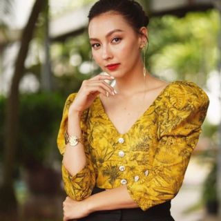เสื้อครอปแขนยาวพิมพ์ลาย โทนสีเหลืองสดใส เห็นเล็กๆแต่แซ่บพริกขี้หนู10เต็มไปเลย ดีเทลคอวี