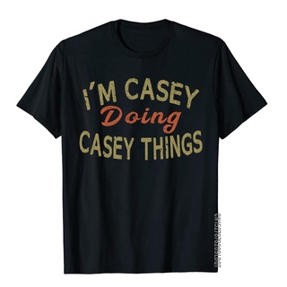 เสื้อยืด ผ้าฝ้าย พิมพ์ลาย Im CASEY DOING CASEY THINGS สไตล์คลาสสิก สําหรับผู้ชาย ครอบครัว