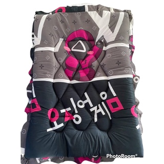 ที่นอนเด็กอนุบาล เกรด A ขนาด 90×120  ซม. หนา 3-4 ซม. มีหมอนในตัว (1 ชิ้น คละลาย ตามประเภทการ์ตูน)