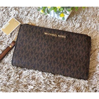 Michael kors double zip phone wristlet ลาย MK มาใหม่รอบนี้ราคาพิเศษสุดๆเลยจ้า🤩