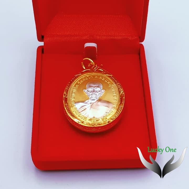 เหรียญหลวงพ่อรวย รุ่นชนะจน วัดตะโก อ.ภาชี จ.พระนครศรีอยุธยา ปี 2556 เลี่ยมกรอบทองไมครอนอย่างดี