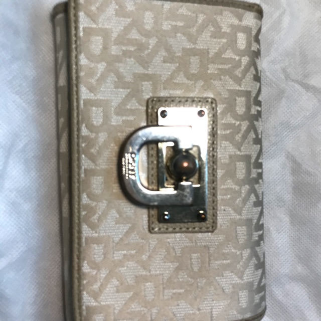 กระเป๋าสตางค์ dkny สีครีมขาว