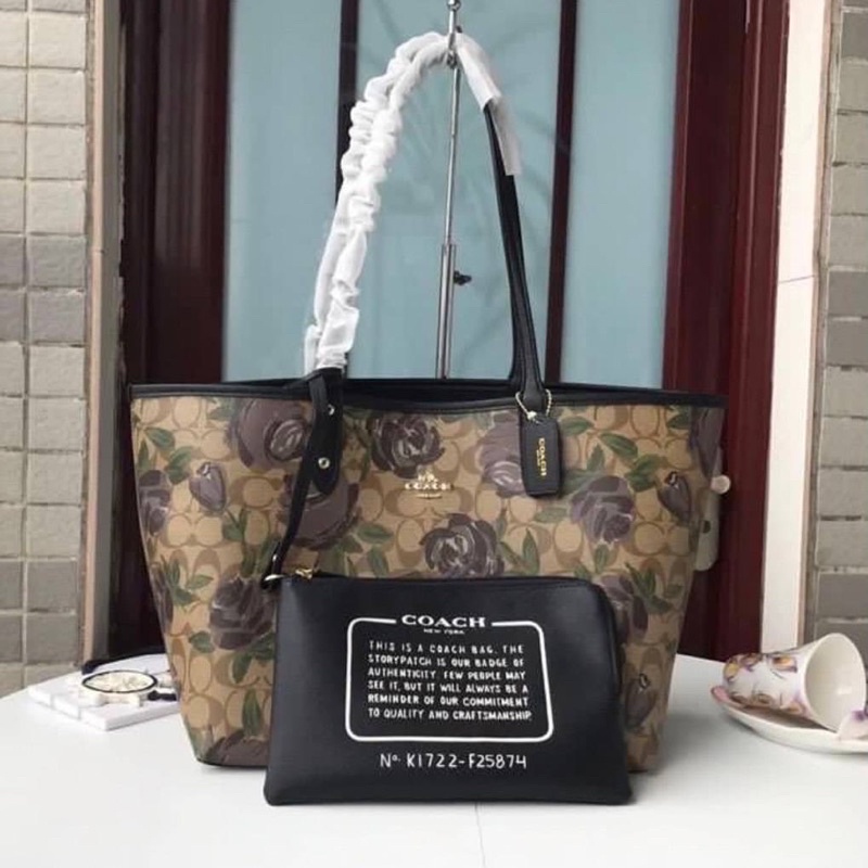 👑ผ่อน0%แท้100%👑 กระเป๋าสะพายกลับด้าน REVERSIBLE CITY TOTE WITH CAMO ROSE FLORAL PRINT (COACH F25874)