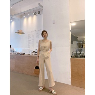 ชุดเซ็ตสไตล์ Minimal เรียบๆ เสื้อทรงกล้าม คอเหลี่ยมเนื้อผ้าอย่างดี ทำกระดุมติดเรียง แกะออกได้ เข้าเซทกับกางเกงขายาว