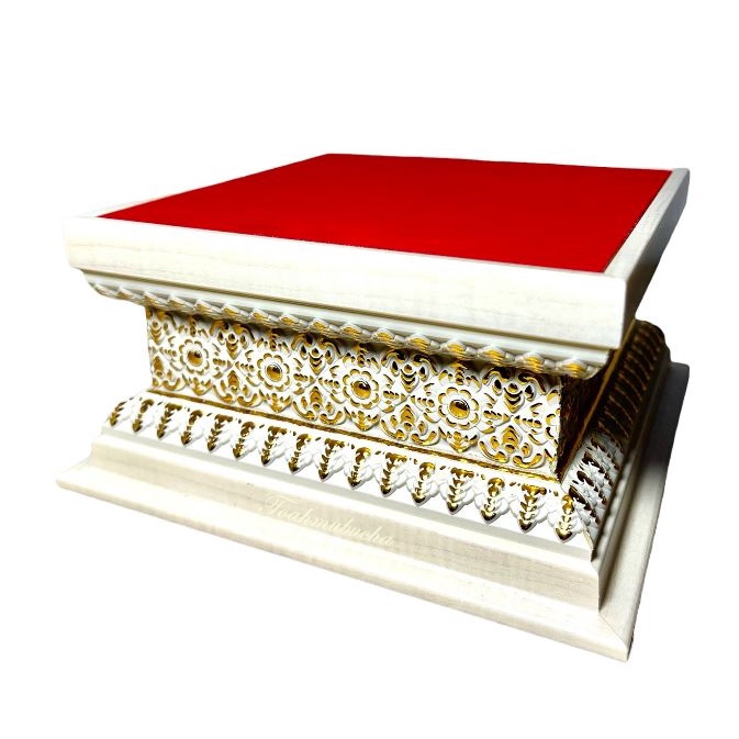 ฐานรองพระ ฐานพระลายดอกพิกุลทอง ฐานสีขาว กำมะหยี่สีแดง ขนาด 5x5 นิ้ว ฐานสูง 3 นิ้ว [พิกุลขาว]
