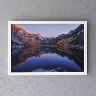 รูปภาพติดผนัง กรอบรูปสีขาว **พร้อมส่ง ภาพติดผนังแต่งห้องนอน โทนสีน้ำเงิน ม่วง รูปภาพวิวภูเขา สะท้อนเงาในน้ำ