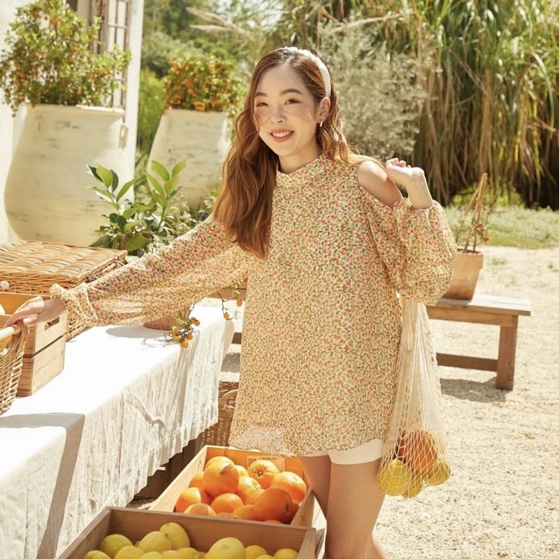 lookbooklookbook Jessica top fruity เสื้อเปิดใหล่แขนยาว ชุดไปเที่ยว ชุดออกเดท