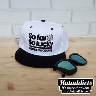 หมวกแฟชั่น hiphop ลาย so far so lucky สีขาว