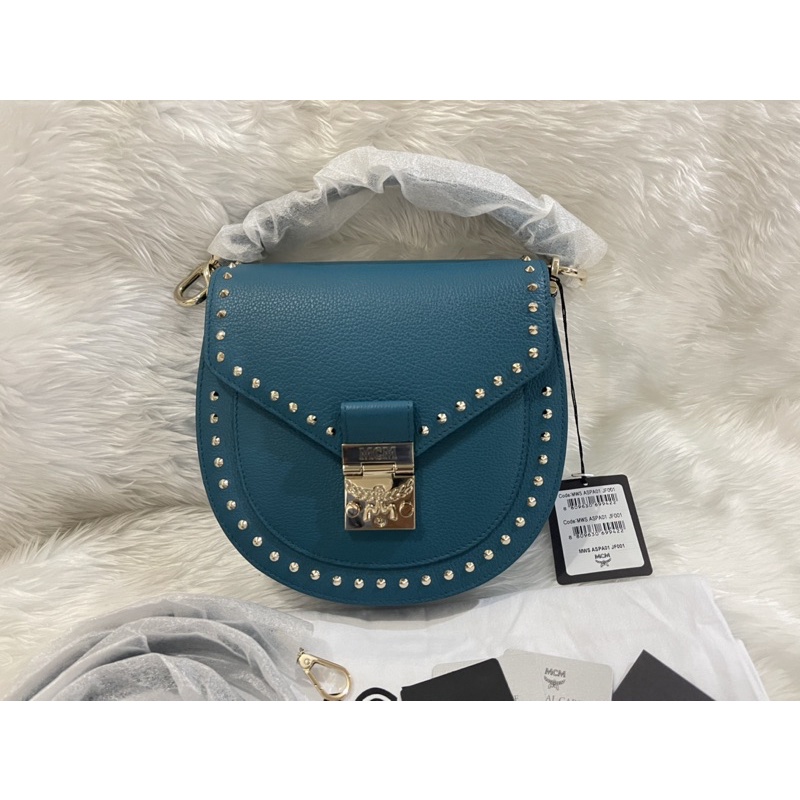 กระเป๋า MCM Patricia Shoulder Bag  แต่งหมุด small   Made in Italy  ของแท้ 100%  สวยมากแม่🥰  🌈🌈Sale !