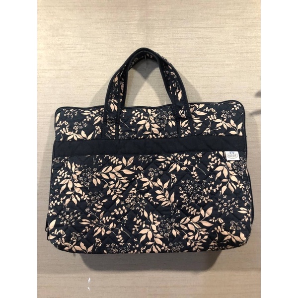 NaRaYa กระเป๋าใส่เอกสาร/Laptop สภาพใหม่ ด้านในสะอาด ใช้งานน้อยครั้ง พื้นดำลายดอกครีม ผ้าคอทตอท 100% 