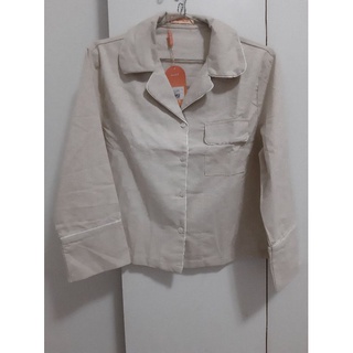 ส่งต่อ มือ 1 เสื้อเชิ้ตแขนยาว ดีเทลกุ๊นขอบทั้งตัว สีครีม