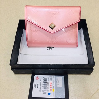 MCM Womens  Patent monogram Leather Visetos Small Flap Trifold Wallet  ขนาด 4.75" x 3.5" x 0.75 นิ้ว