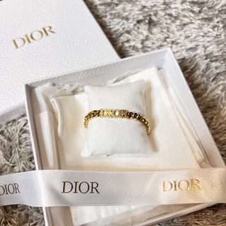 Used once‼️ D i o r bracelet ปี 2022 ชนช็อปเลยแม่ สภาพใหม่กริบ ใช้ครั้งเดียว ไม่มีตำหนิค่ะ น้องน่ารักมากกก เอาไป