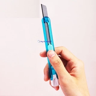 Deli Cutter คัตเตอร์ 13 ใบมีด สีสันสดใส 2054 คัตเตอร์พลาสติก คัตเตอร์เล็ก มีดคัตเตอร์ (คละสี 1 ชิ้น)