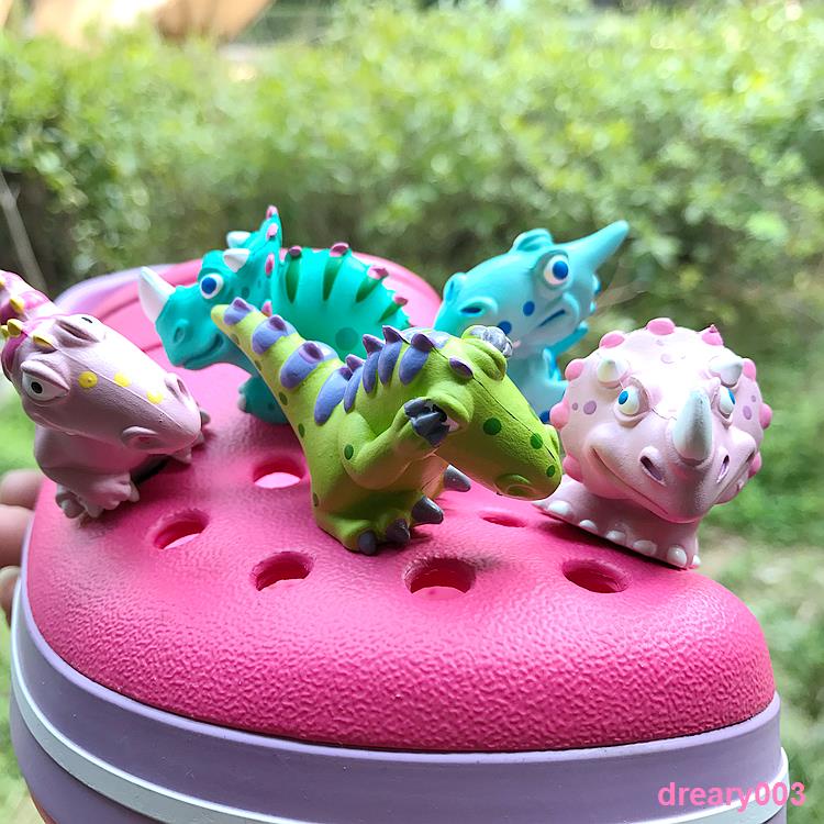 Dreary003 ของแท้ crocs รองเท้าดอกไม้รองเท้าหัวเข็มขัดรองเท้ากระเป๋านักเรียน 3D ไดโนเสาร์รองเท้าดอกไม