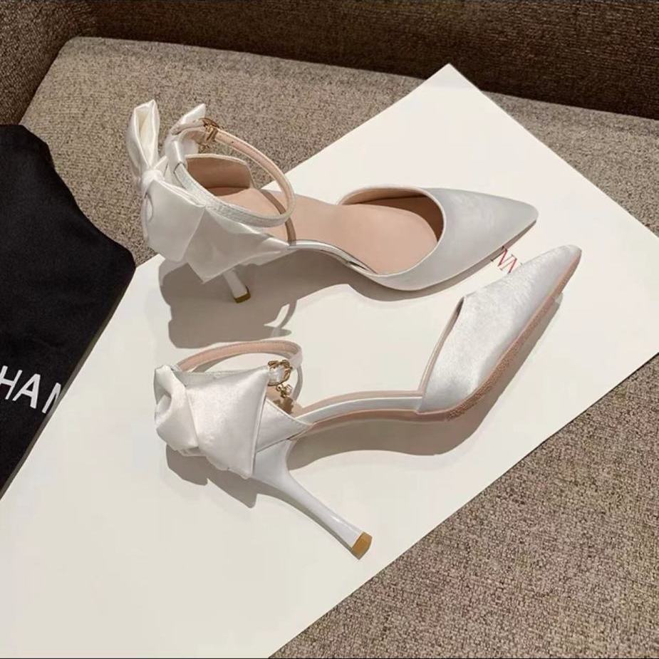 พร้อมส่ง รองเท้าส้นสูงผ้าซาตินสีขาวสไตล์ฝรั่งเศส หัวแหลม กริช สายคาดโบว์ สวยหรู ดูแพง รองเท้าส้นสูงอาชีพ ราคา ถูกที่สุด ดีลบีเคเค