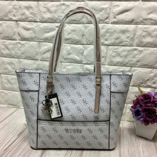 New GUESS LARGE TOTE  BAGแท้💯outlet 
พร้อมส่งกระเป๋าถือหรือคล้องไหล่ได้ ลายหนังแบรนด์ตัวจีไขว้ตามแบบฉบับแบรนด์เลยจ้า