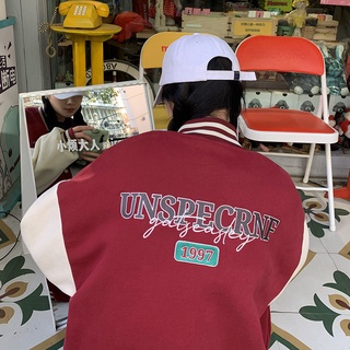 เสื้อสเวตเตอร์ถูกกำหนดให้เป็นแจ็คเก็ตชุดคู่สีแดงอเมริกันฤดูใบไม้ผลิและฤดูใบไม้ร่วง