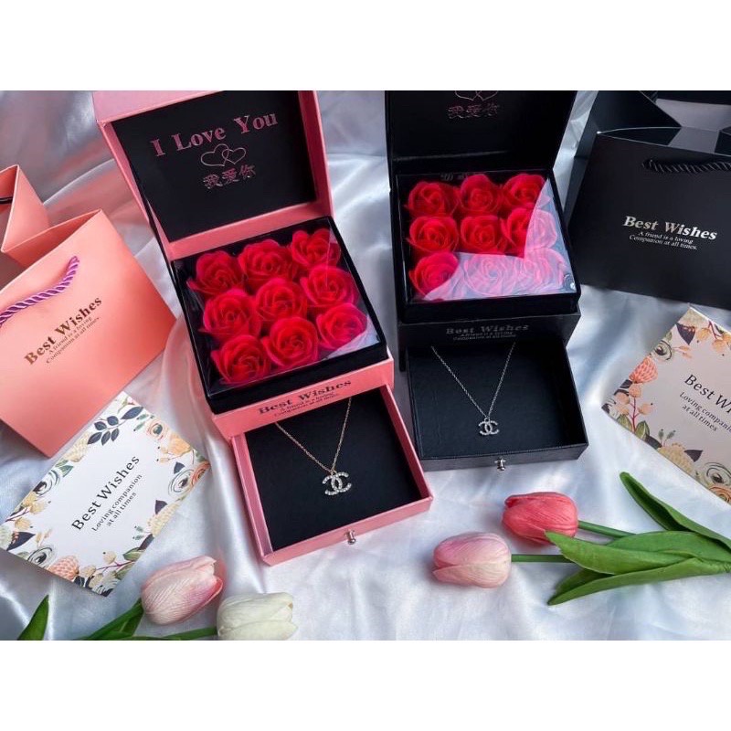 (ขายดี พร้อมส่ง) กล่องของขวัญปีใหม่ มาพร้อมกุหลาบแดงหรู+แถมเครื่องประดับ สวยหรูหราครบเซตคุ้มค่า