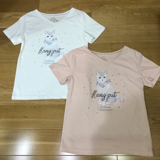 ส่งต่อ เสื้อยืดคอวีลายแมวซื้อจากญี่ปุ่นค่ะมี 2 สีค่ะ