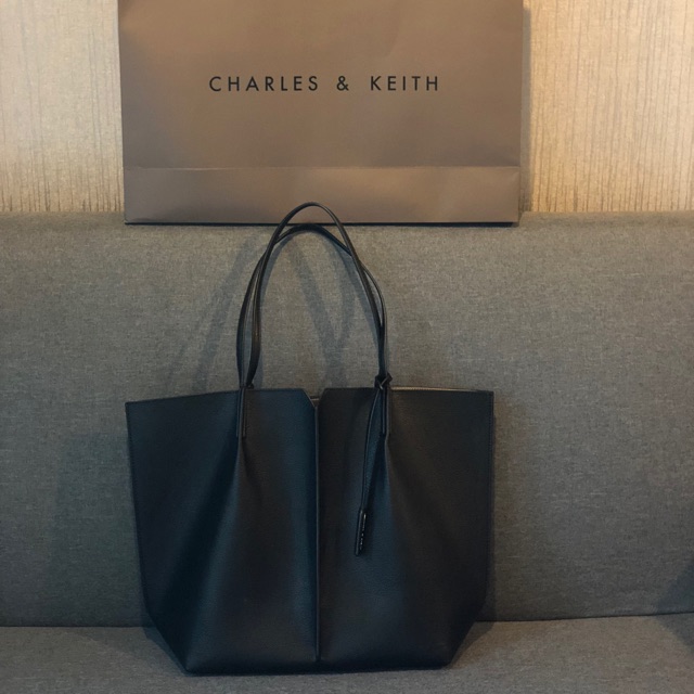 กระเป๋า Charles &Keith