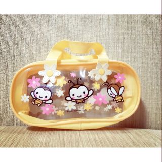 กระเป๋าเครื่องสำอางค์ sanrio เเท้รูปผึ้ง