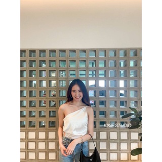 เสื้อไหล่เบี่ยง ผ้าซาตินผสม บอกเลยว่าผ้าไม่บาง