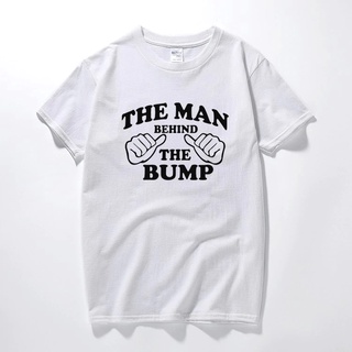 Gildan เสื้อยืดแขนสั้นลําลอง ผ้าฝ้าย 100% พิมพ์ลาย The Man Behind The Bump Father To Be New Daddy พลัสไซซ์ ของขวัญวันเกิ