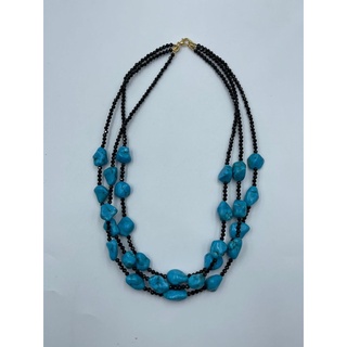 ฮาวไลท์สีน้ำเงินและกระดูกสันหลัง Blue howlite and spinel