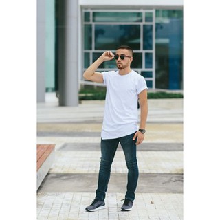 เสื้อยืดตัวยาวหลังชายโค้ง ด้านหลัง เฉียงหน้า
