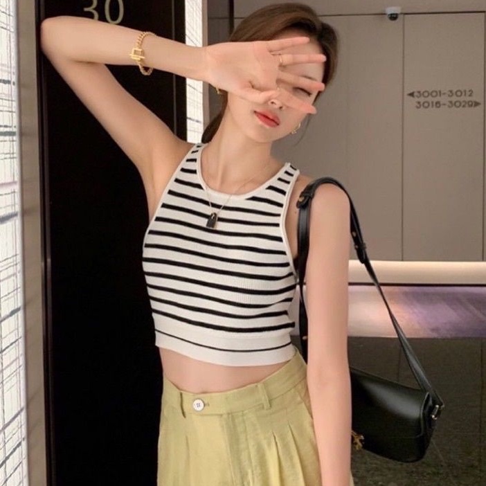 Ey_shop688✨พร้อมส่ง635/AH.KM#เสื้อแฟชั่นลายทางแขนกุด#เสื้อครอปผ้าไหมพรมคอกลมแต่งขอบร่อง