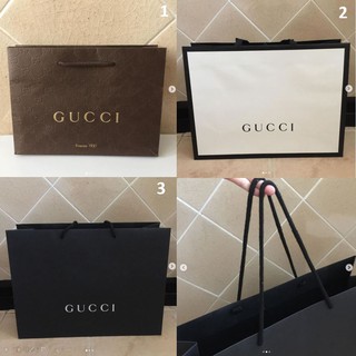 ถุงกระดาษ แบรนด์ GUCCI ของแท้ รุ่นสีน้ำตาล ดำ ขาว ลายสวยมาก  เป็นถุงทรงค่อนข้างแข็งแรงมาก ทรงแข็ง ใครชอบ จัดเลย สภาพใหม่