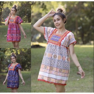 ชุดเกาหลี ผ้าฝ้ายพิมพ์ลาย แต่งลูกตุ้มสีแดง ลายหน้าอกงานปักมือ มีเชือกผูกข้างลำตัวให้เข้ารูปสวยๆ  😊