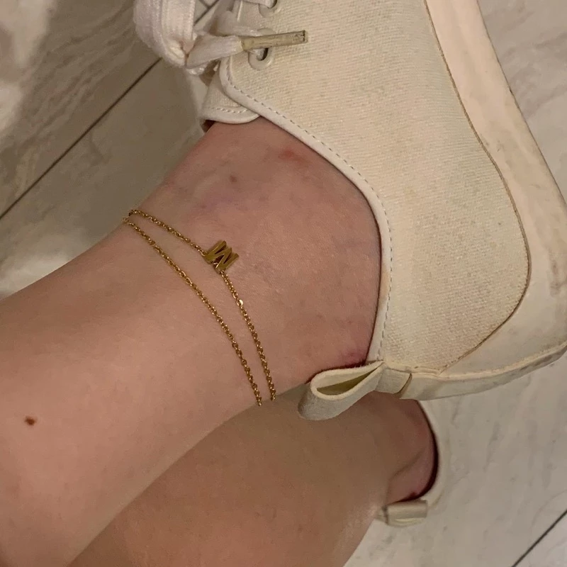 สร้อยข้อเท้าสเตนเลส HER OBJECTIVE_HER CLASSIC INITIAL PENDENT ANKLET