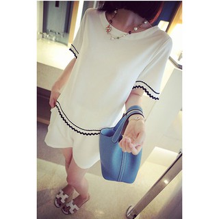 ชุดเซ็ท เสื้อคอกลม แขนสั้น แต่งเทปรอบตัว และกางเกงขาสั้น สีขาว (Size: L)